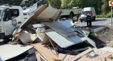 Sarıyer'de bariyerlere çarpan karavan paramparça oldu, sürücü hayatını kaybetti