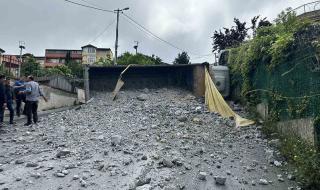 Sarıyer'de moloz yüklü kamyon geri kayarak devrildi, sürücü yaralandı