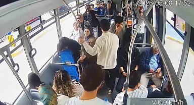 Şoför sürdü, sağlık çalışanı müdahale etti: Otobüsteki panik anları kamerada
