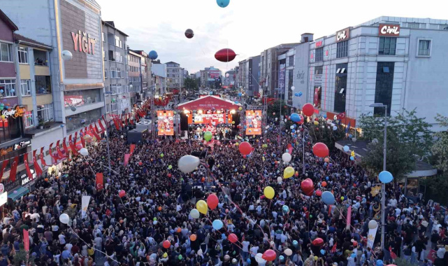 Sultanbeyli'de kanseri yenen Zeyd için binlerce balon gökyüzüne bırakıldı