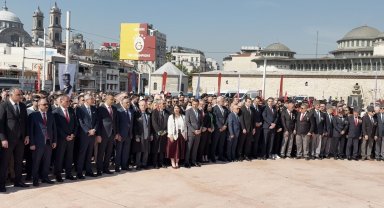 Taksim Meydanı'nda 19 Mayıs töreni düzenlendi