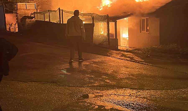 Tek katlı bina alevlere teslim oldu: Panik anları kamerada