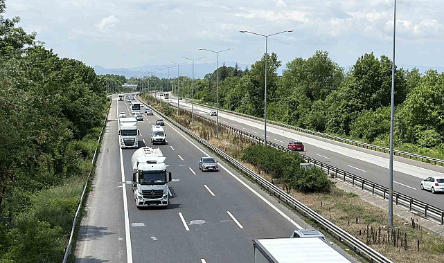 TEM'in Düzce geçişinde arefe günü trafik akıcı ilerliyor