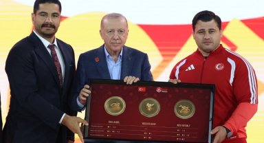 Türkiye Güreş Federasyonu'ndan Cumhurbaşkanı Erdoğan'a, Türk güreşini simgeleyen tablo takdimi