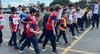 Ümraniye'de genç sporcular kros parkurunda yarıştı