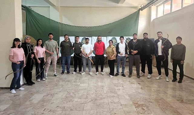 Üniversiteli gençler hem ok attı hem de tarih öğrendi