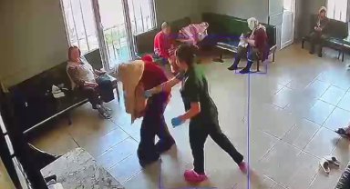 Yaşlı bakım merkezinde skandal görüntüler: Hastaya şiddet ve tükürme kamerada