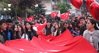 Yüzlerce Bolulu 200 metrelik Türk bayrağı eşliğinde yürüdü