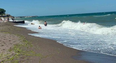 Akçakoca'da dalga boyu 2 metreyi aştı