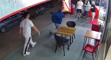 Alkolik adam esnafın korkusu oldu: Bir kadına bıçakla saldırdı, ayağı kayıp yere düştü