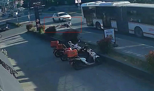 Aniden yola fırlayan bisikletli çocuklar ölümün kıyısından döndü