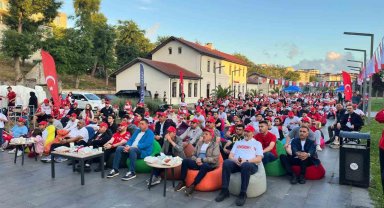 Arnavutköy'de binlerce kişi milli maç heyecanını dev ekranlarda yaşadı