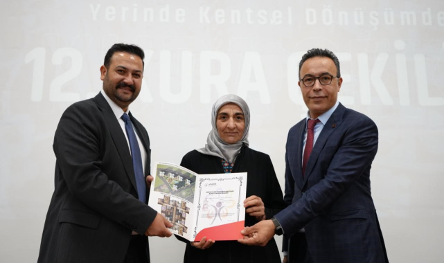 Ataşehir'de 8 aile daha yeni evlerine kavuştu