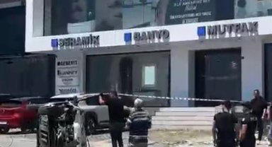 Avcılar'da direksiyon hakimiyetini kaybeden sürücü E-5'ten yan yola uçtu