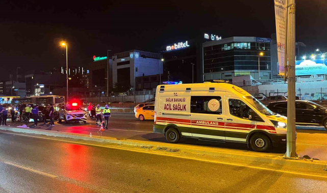 Bakırköy E5'te kontrolden çıkan motosiklet direğe çarptı: : 2 ölü