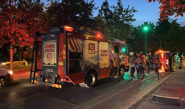 Bakırköy'de kaza yapan lüks araç yan yattı: 2 yaralı