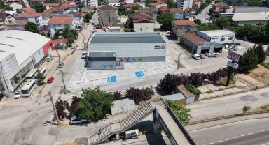 Başiskele'de inşa edilen yeni spor salonu açılış için gün sayıyor