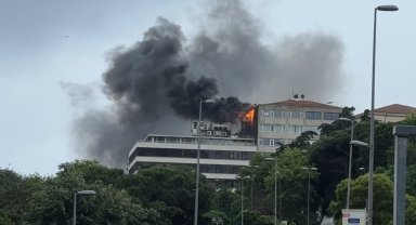Beyoğlu'nda 5 katlı binanın bacasında çıkan yangın paniğe neden oldu