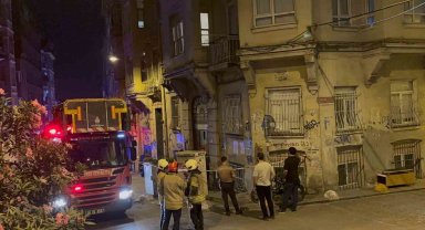 Beyoğlu'nda binada kısmı çökme meydana geldi: Bina sakinleri tahliye edildi