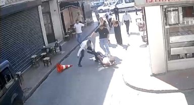 Beyoğlu'nda sarkıntılık iddiası kanlı bitti: Tekme, tokat ve dubayla dövülen şahıs bıçaklandı