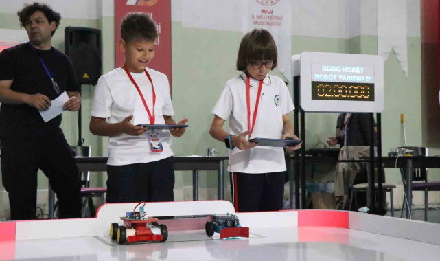 Bolu'da öğrenciler tasarladıkları mini robotlarla yarıştı