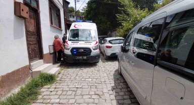 Bolu'da park edilen araçlardan ambulans sokağa giremedi: Sağlık ekipleri hastaya yürümek zorunda kaldı
