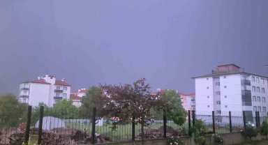 Bolu'da şimşekler geceyi aydınlattı