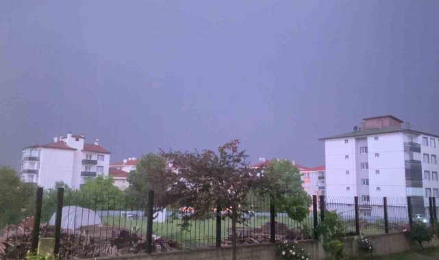 Bolu'da şimşekler geceyi aydınlattı