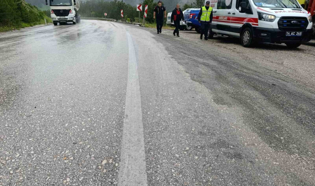 Bolu'da virajı alamayan hafif ticari araç yoldan çıktı: 3 yaralı