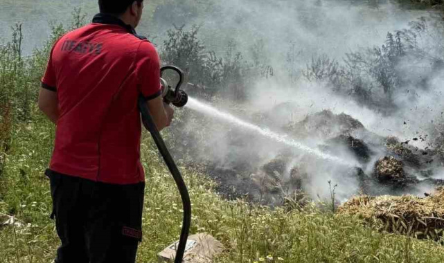 Boş arazideki atık samanlar alev aldı