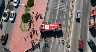 Büyükçekmece'de yangına giden itfaiye aracı devrildi: 2 yaralı