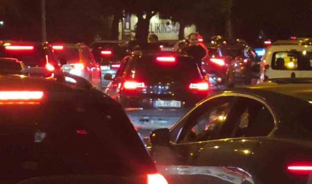 Camdan sarkarak trafiği tehlikeye atan genç polis denetimine takıldı
