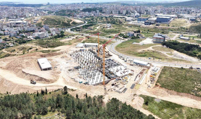 Çayırova Devlet Hastanesi'nde 200 yataklı, deprem izolatörlü inşaatta kaba yapının yarısına yaklaşıldı