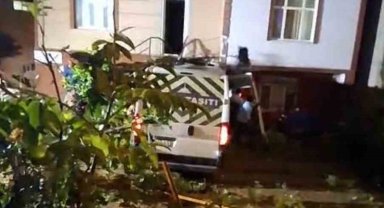 Çekmeköy'de servis minibüsü evin bahçesine uçtu: 1 yaralı