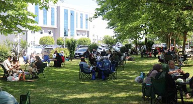 Çocuklar içeride ter döktü, aileler dışarıda piknik yaparak bekledi