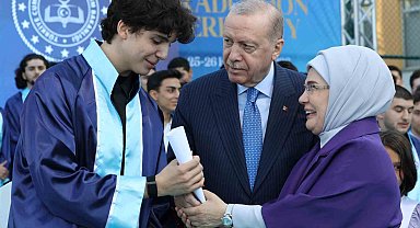 Cumhurbaşkanı Erdoğan, torunu Ömer Tayyip Erdoğan'a diplomasını takdim etti