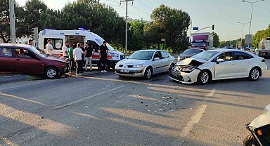 D-650'de iki otomobil kafa kafaya çarpıştı: 1 yaralı
