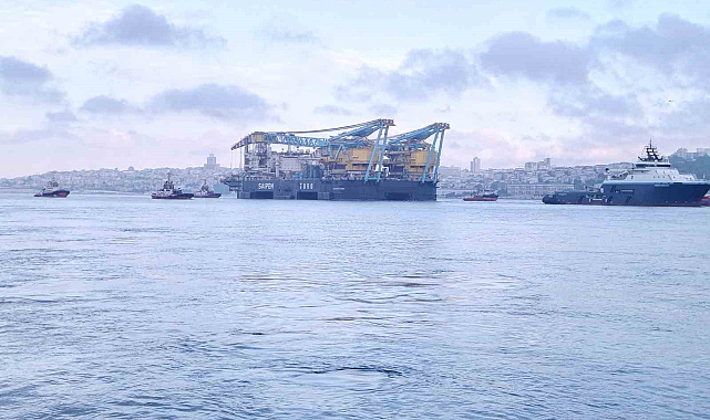 Dev vinç gemisi 'Saipem 7000' İstanbul Boğazı'ndan geçiyor