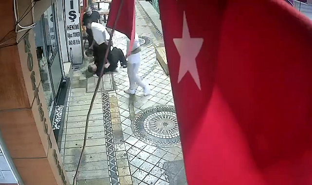 Dört kişi tarafından öldüresiye darbedildi: Olay anı kameraya yansıdı