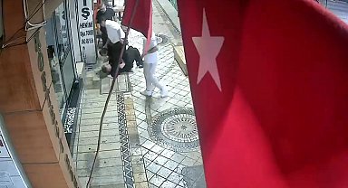 Dört kişi tarafından öldüresiye darbedildi: Olay anı kameraya yansıdı