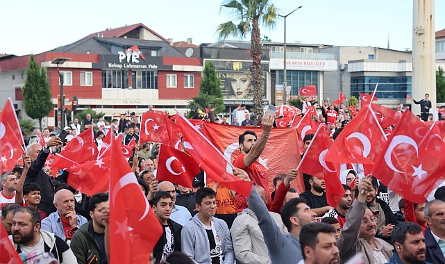ERENLER TEK YÜREK OLDU! TÜRKİYE MAÇI DEV EKRANDA İZLENDİ