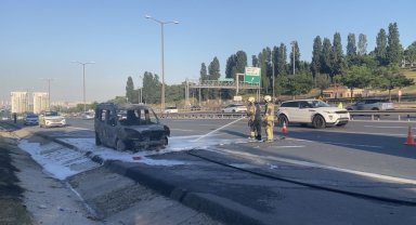 Esenyurt TEM Otoyolu'nda hafif ticari araç alev alev yandı