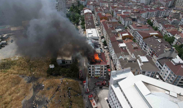 Esenyurt'ta korkutan çatı yangını: 4 binanın çatısına sıçradı