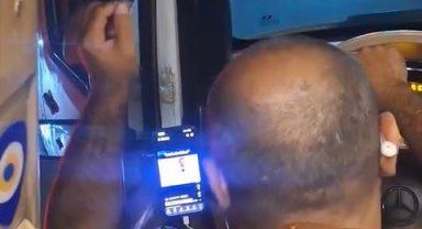 Esenyurt'ta minibüs şoförünün seyir halindeyken video izlediği anlar kamerada