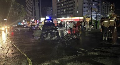 Esenyurt'ta otomobil ile motosiklet çarpıştı: Araçlar alevlere teslim oldu