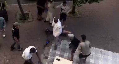 Fatih'te yabancı uyruklu şahıslar arasında bıçaklı kavga kamerada