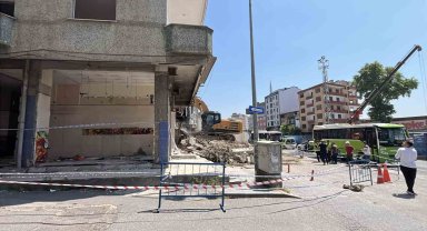 Gebze'de 4 kişinin öldüğü facianın ardından boşaltılan 22 riskli yapının yıkımına başlandı