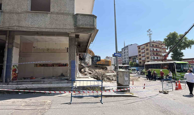 Gebze'de 4 kişinin öldüğü facianın ardından boşaltılan 22 riskli yapının yıkımına başlandı