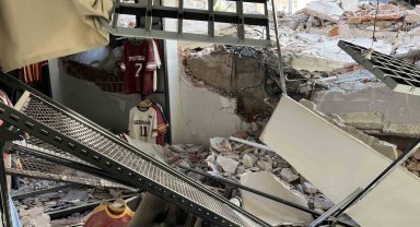 Güngören'de yıkım sırasında çöken bina, bitişiğindeki 2 binaya zarar verdi