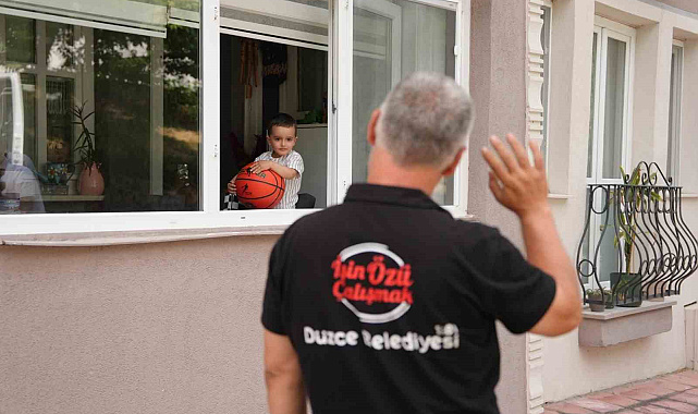Her gün heyecanla çöp kamyonlarının yolunu gözleyen minik Ahmed'e işçilerden sürpriz ziyaret